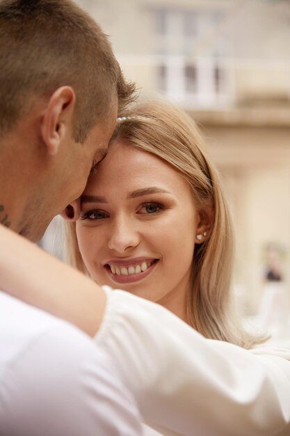 Foto una pareja joven y enamorada se abraza