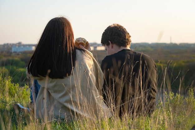 pareja joven enamorada al aire libre en los rayos del sol al atardecer