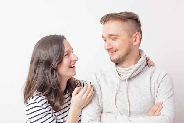 Pareja joven enamorada divirtiéndose y riendo Confianza y relación feliz