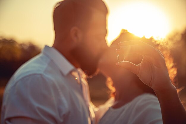 Pareja joven enamorada mostrando anillo de compromiso