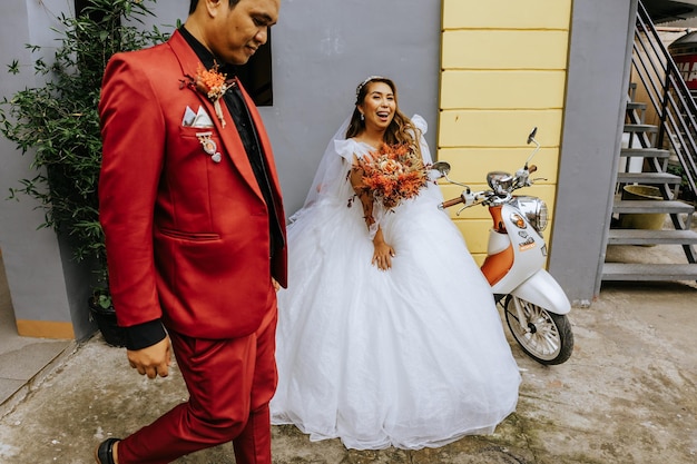 Pareja joven enamorada novio y novia en vestido de novia en la boda de la naturaleza