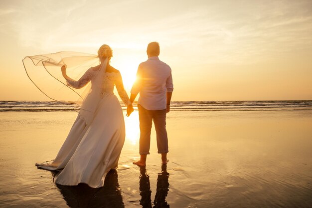 Pareja joven enamorada en la playa 14 de febrero Día de San Valentín puesta de sol Goa India viaje de vacaciones viaje año nuevo en un concepto de libertad de país tropical