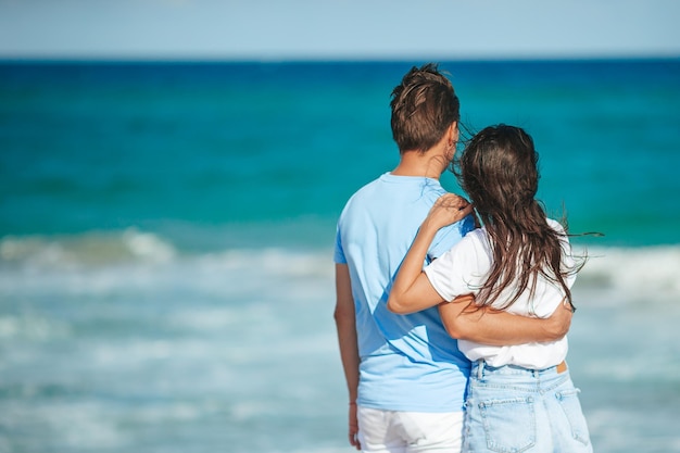 Pareja joven enamorada en las vacaciones de verano en la playa Hombre y mujer felices disfrutan del tiempo juntos