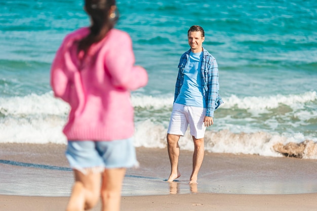 Pareja joven enamorada en las vacaciones de verano en la playa Hombre y mujer felices disfrutan del tiempo juntos