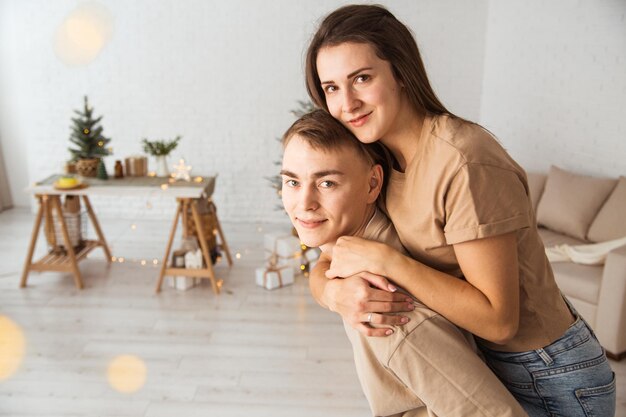 Pareja joven, enamorado, abrazar, y, sonriente