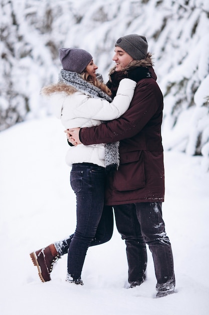 Pareja joven, enamorado, aire libre, nevado, invierno