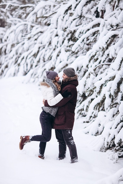 Pareja joven, enamorado, aire libre, nevado, invierno