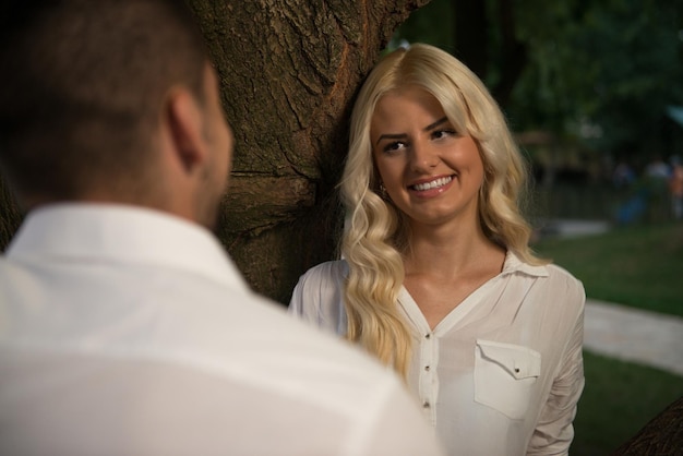 pareja joven, enamorado, al aire libre, impresionante, sensual, aire libre, retrato, de, joven, elegante, moda, pareja, posar, en, verano, en, campo