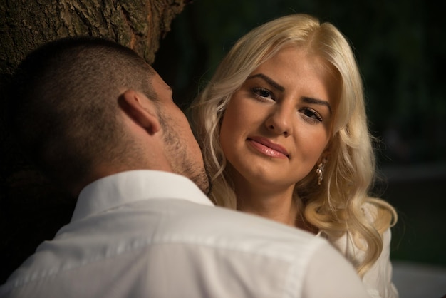 pareja joven, enamorado, al aire libre, impresionante, sensual, aire libre, retrato, de, joven, elegante, moda, pareja, posar, en, verano, en, campo