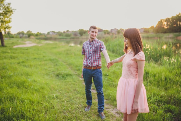 pareja joven, enamorado, atractivo, hombre y mujer, el gozar, romántico, velada, en la playa