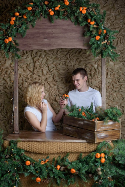 pareja joven, enamorado, cerca, árbol de navidad