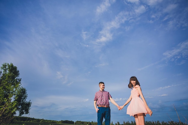 pareja joven, enamorado, juntos, en, naturaleza