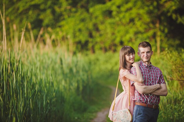 pareja joven, enamorado, juntos, en, naturaleza