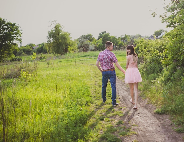 Foto pareja joven, enamorado, juntos, en, naturaleza