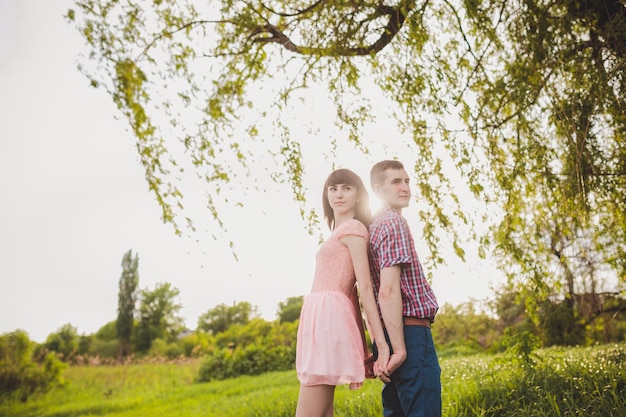 pareja joven, enamorado, juntos, en, naturaleza