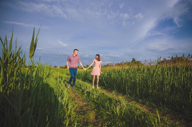 pareja joven, enamorado, juntos, en, naturaleza