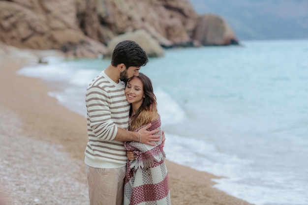 Pareja joven, enamorado, en la playa, amantes, manos de valor en cartera, y, abrazar