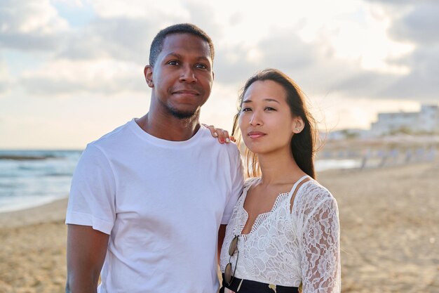 pareja joven, enamorado, en la playa, juntos