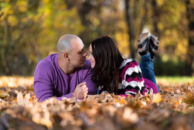 pareja joven, enamorado