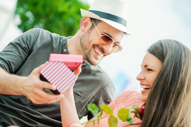 Pareja joven de enamorados al aire libre