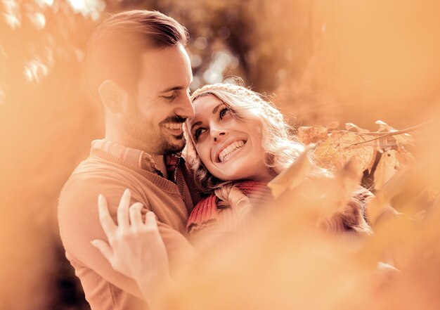 Pareja joven de enamorados al aire libre