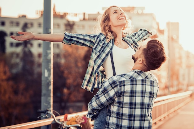 Pareja joven de enamorados al aire libre