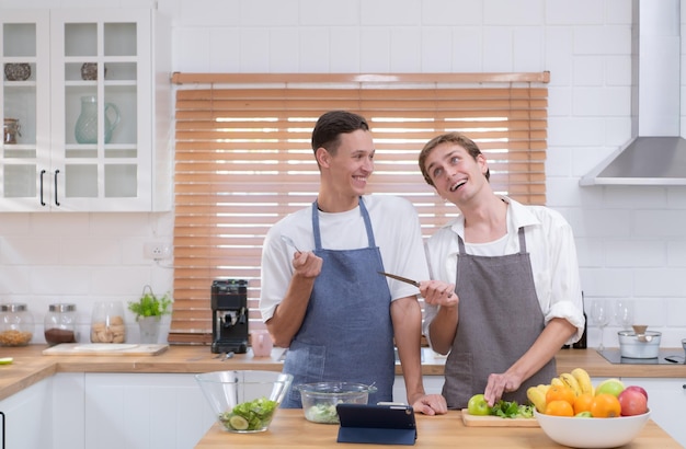 Una pareja joven entra en la cocina para preparar la cena para celebrar el aniversario