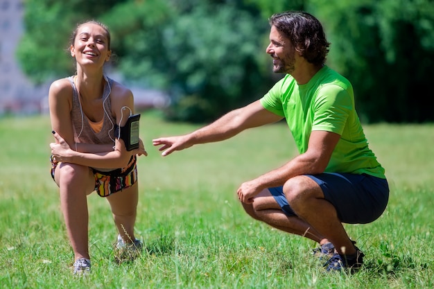 Pareja joven con entrenamiento en el parque