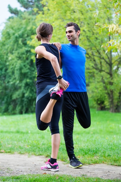 Pareja joven entrenando en el parque