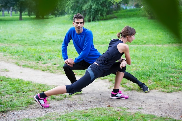 Pareja joven entrenando en el parque