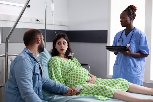 Pareja joven, esperar, niño, en, hospital