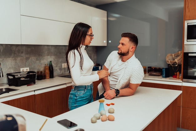 Una pareja joven está cocinando juntos en la cocina La pareja pasando el tiempo en la cocina