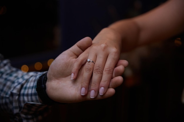 Pareja joven se está comprometiendo hombre proponer mujer nueva celebración familiar anillo de compromiso joyas
