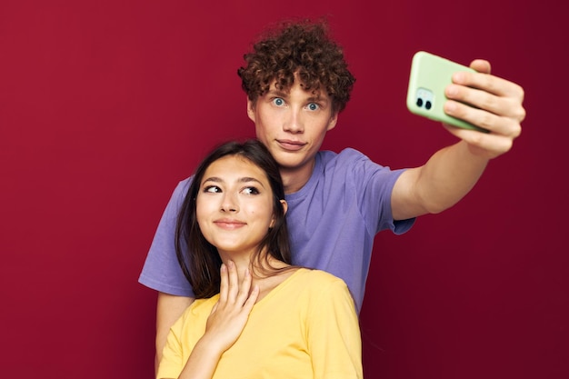 Una pareja joven estilo moderno emociones teléfono divertido Estilo juvenil