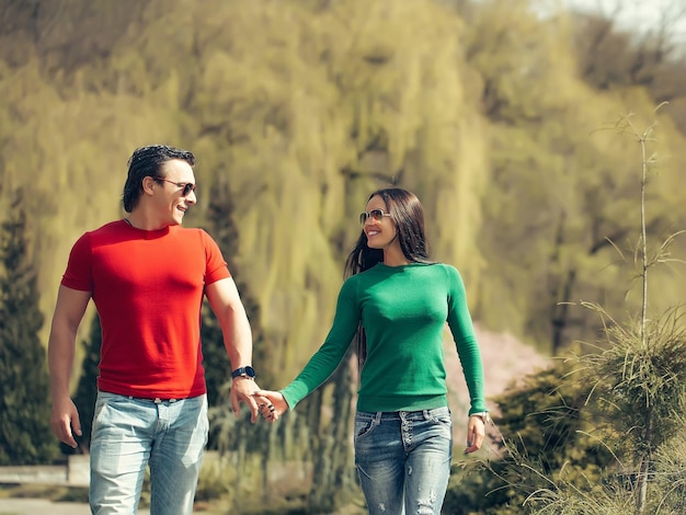 Pareja joven con estilo en el parque