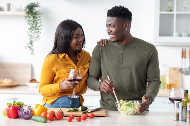 Pareja joven estilo de vida feliz negro hombre y mujer pasar tiempo en la cocina