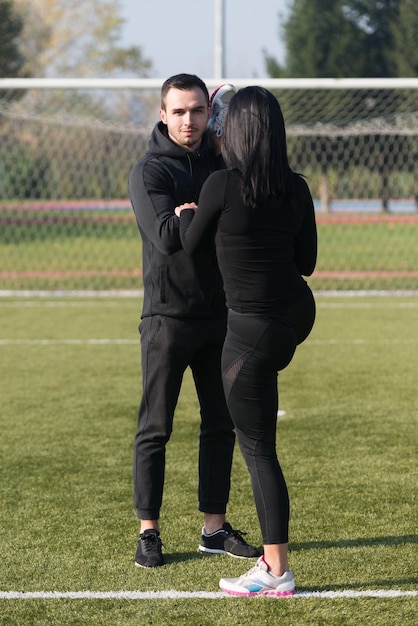 Pareja joven estirando antes de correr en el área del parque de la ciudad entrenando y haciendo ejercicio para Trail Run Marathon Endurance Fitness Concepto de estilo de vida saludable al aire libre