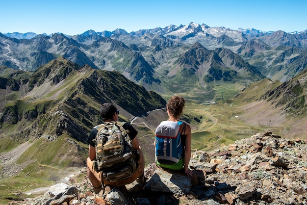 Pareja joven de excursionista en los Pirineos franceses