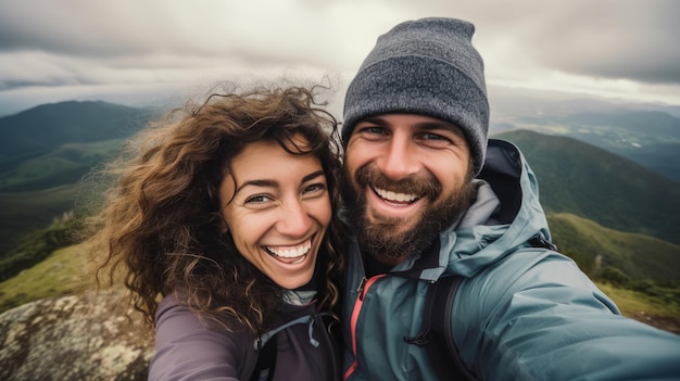 Pareja joven excursionista tomando un retrato selfie en la cima de la montaña Chico feliz sonriendo a la cámara Estilo de vida deportivo turístico y concepto de influencia en las redes sociales
