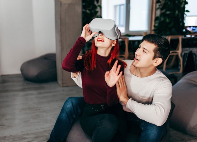 Pareja joven experimentando realidad virtual (Vr) en el salón