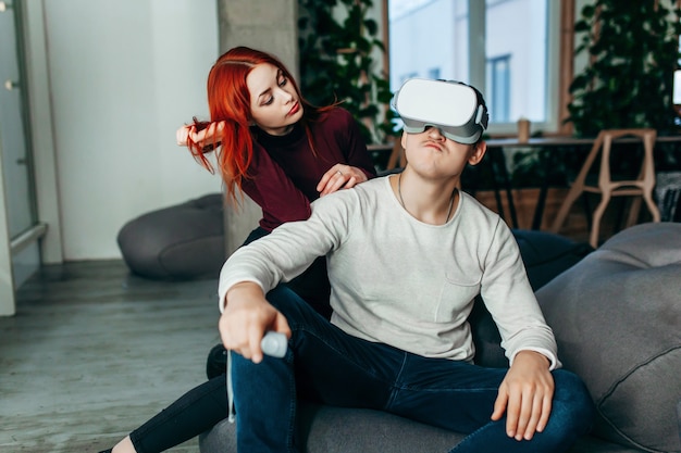 Pareja joven experimentando realidad virtual (Vr) en el salón