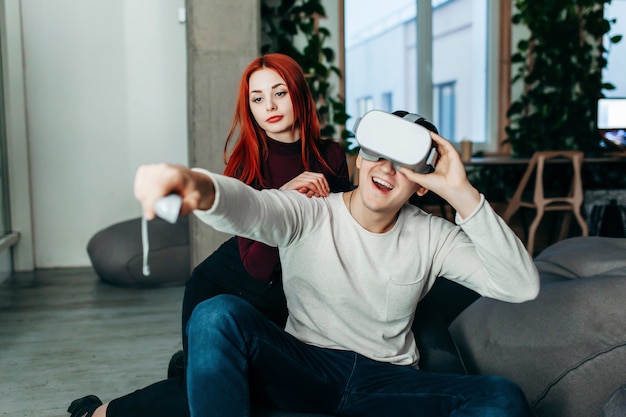 Pareja joven experimentando realidad virtual (Vr) en el salón