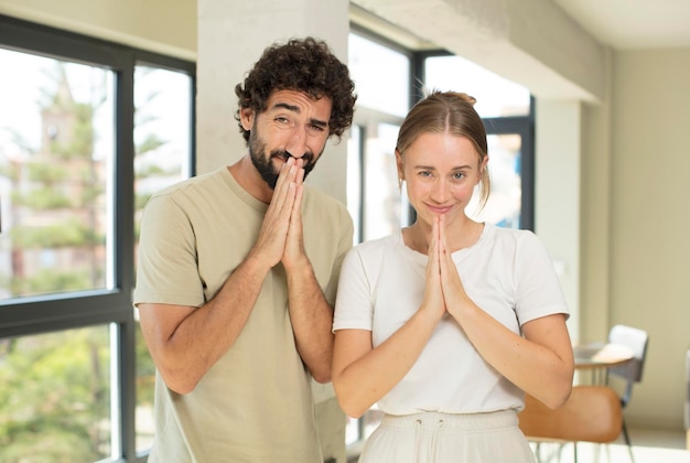 pareja joven expresando un concepto en el nuevo hogar