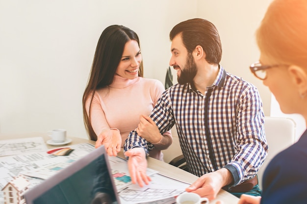 Pareja joven familia compra alquiler propiedad inmobiliaria. Agente dando consulta a hombre y mujer