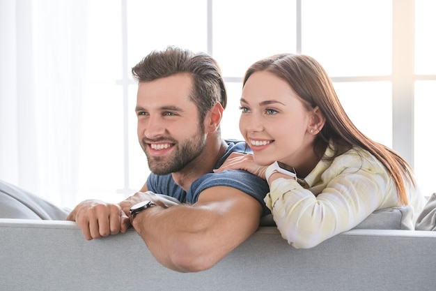 Pareja joven familia juntos en casa casual