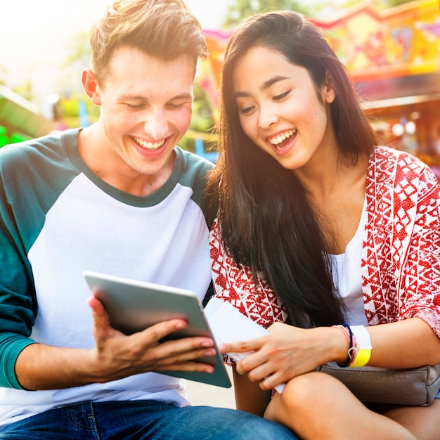 Pareja joven fecha concepto de parque de atracciones