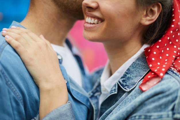 Pareja joven feliz abrazándose