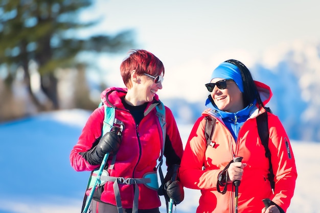 Pareja joven feliz durante una caminata de nieve