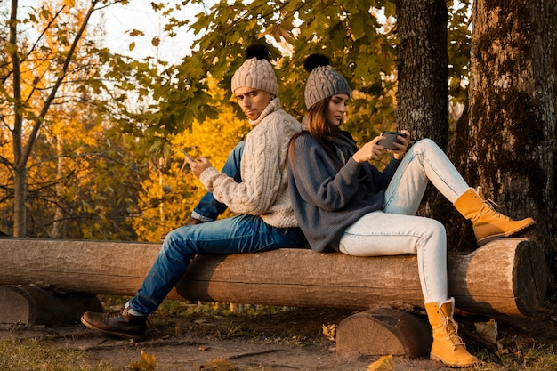 Pareja joven y feliz en el parque otoño