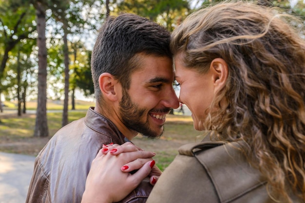 Foto una pareja joven y feliz pasando su tiempo libre en un parque público.